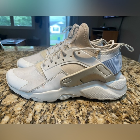 Women’s Nike Huaraches - Picture 9 of 13
